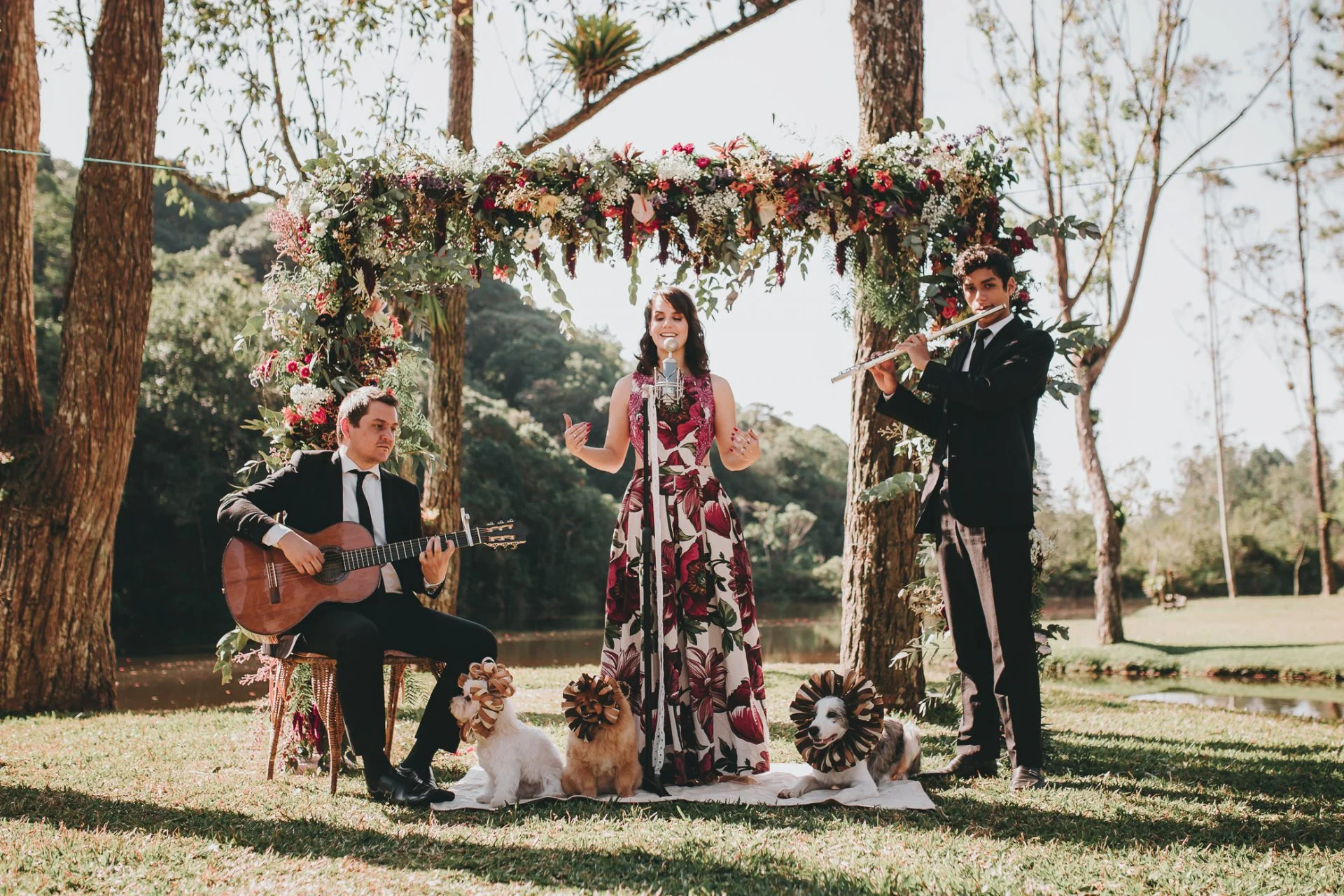 Vivian torres e banda em apresentação cerimonial